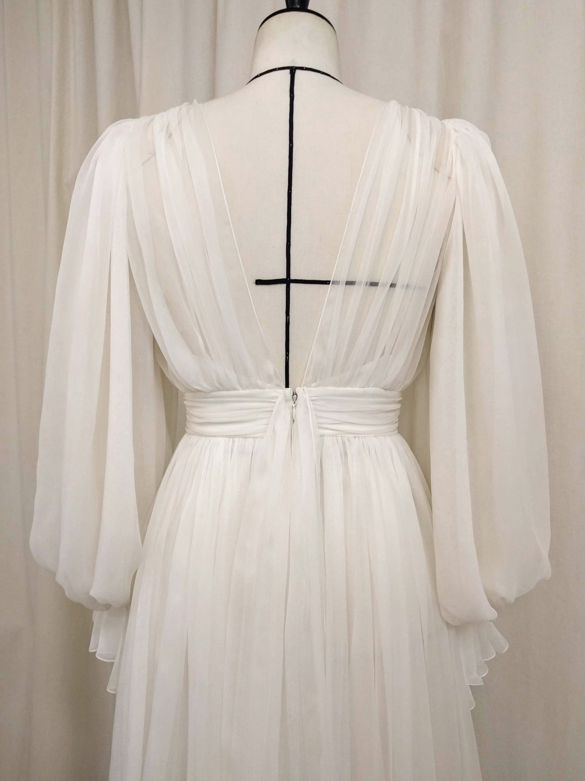 robe de mariée fluide sur mesure manches longues paris haute couture 