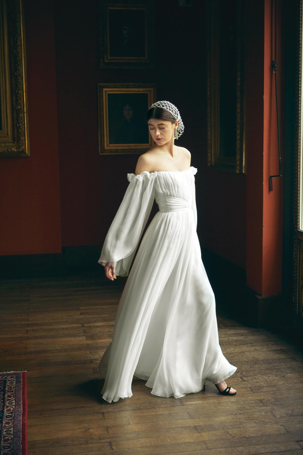 robe de mariée sur-mesure juliette présentée de profil