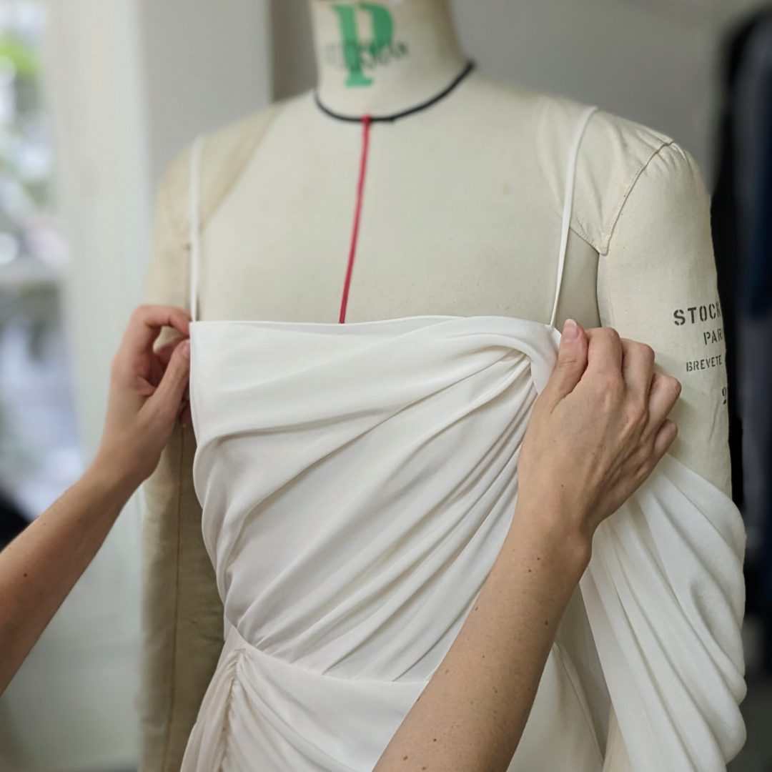 Création unique sur mesure drapé sur mannequin